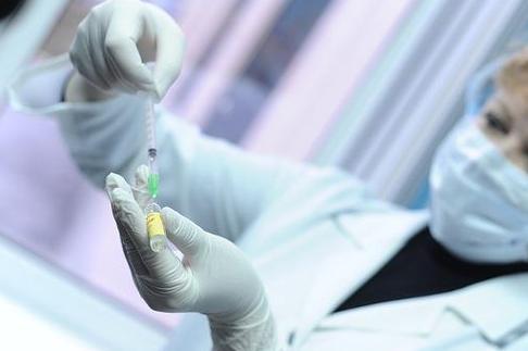 菲律宾计划年底七成人口免疫，24 小时开放疫苗中心加速接种